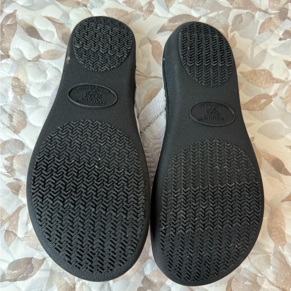 ISOTONER Slip-on Slippers - In Silver-Gray - Size: 7.5/8 - Picture 6 of 6